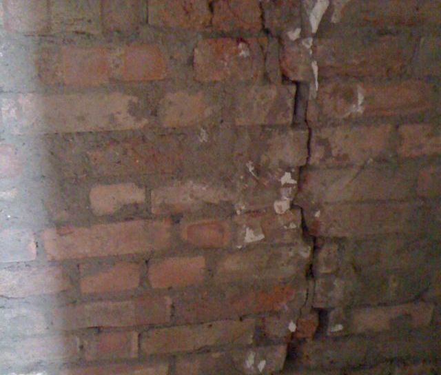 Masonry Crack Repair Makes Wall Safe!